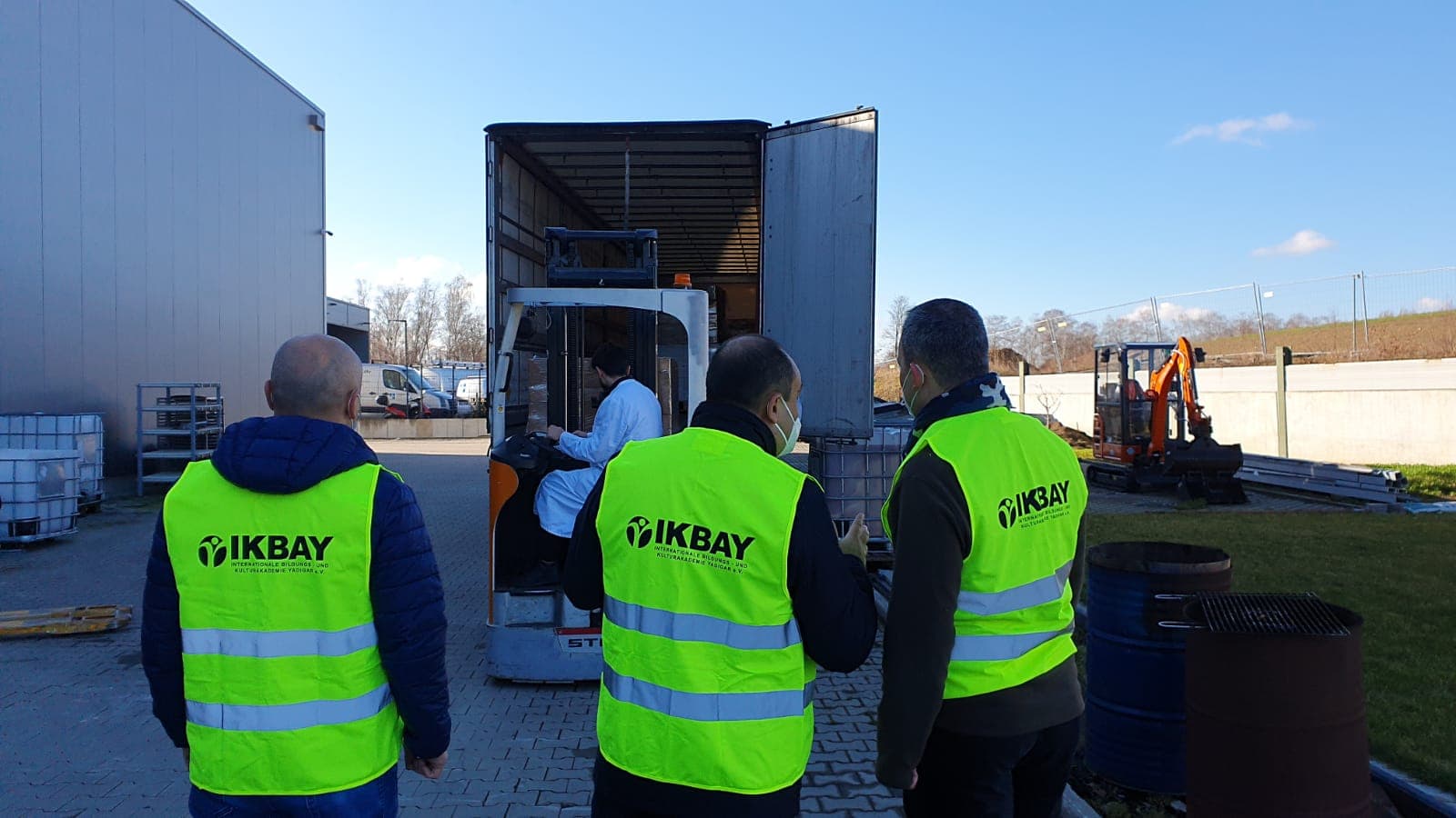 IKBAY e.V. Ehrenamtliche bei einer Hilfslieferung