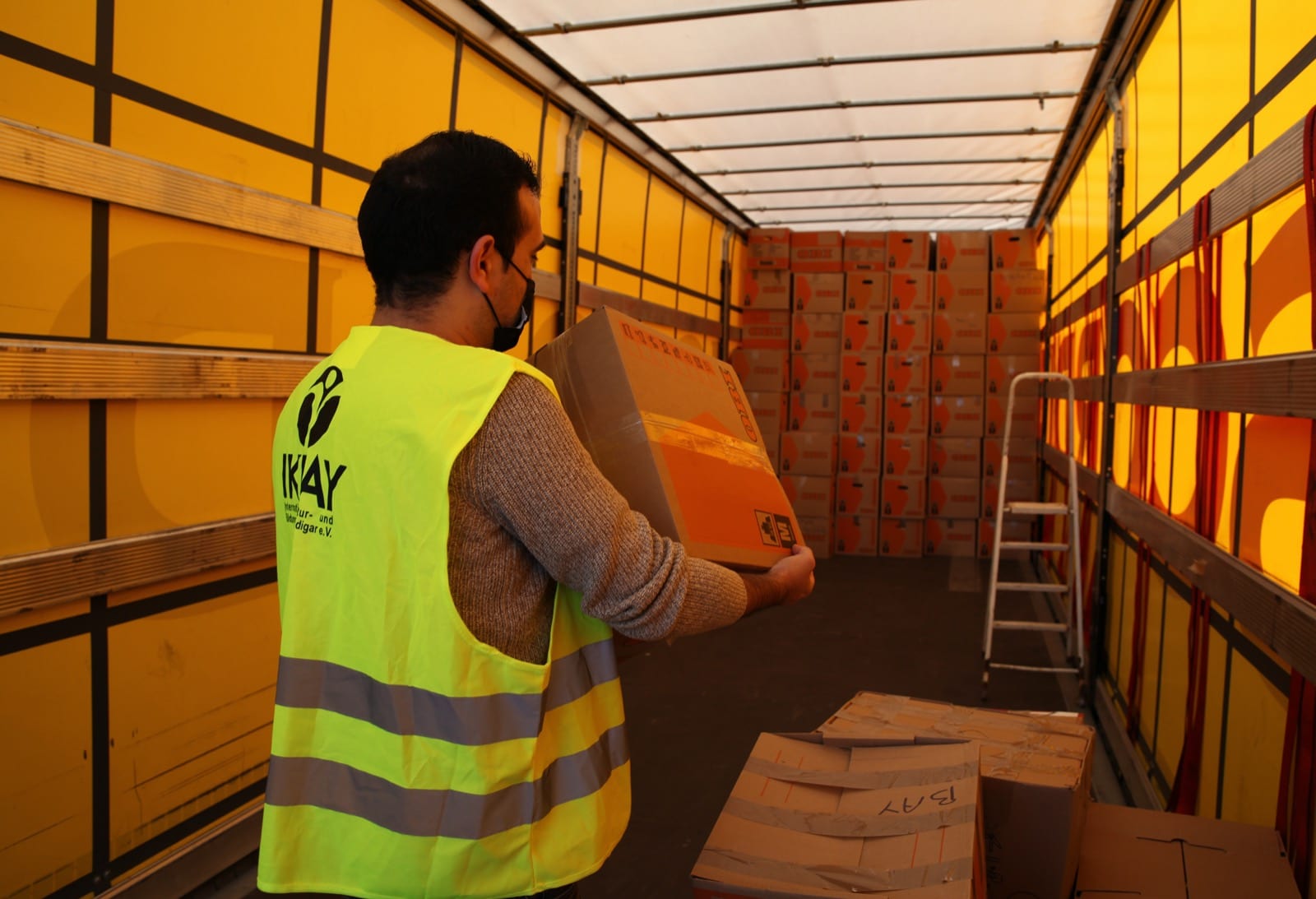 Ehrenamtliche von IKBAY e.V. verladen Hilfsgüter